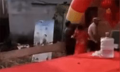 Chu re danh bo vo trong dam cuoi, ly do ai cung lac dau...