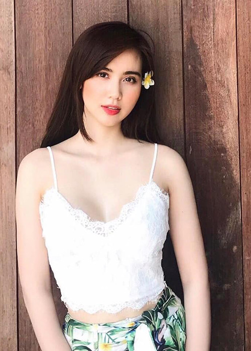 Huyền Lizzie có lợi thế về ngoại hình nhưng lựa chọn phong cách kín đáo khi bước chân vào showbiz và kết hôn. Thế nhưng, hậu ly hôn, cô bất ngờ mặc gợi cảm.