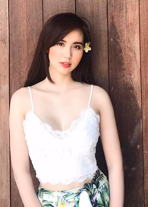 Huyền Lizzie có lợi thế về ngoại hình nhưng lựa chọn phong cách kín đáo khi bước chân vào showbiz và kết hôn. Thế nhưng, hậu ly hôn, cô bất ngờ mặc gợi cảm.