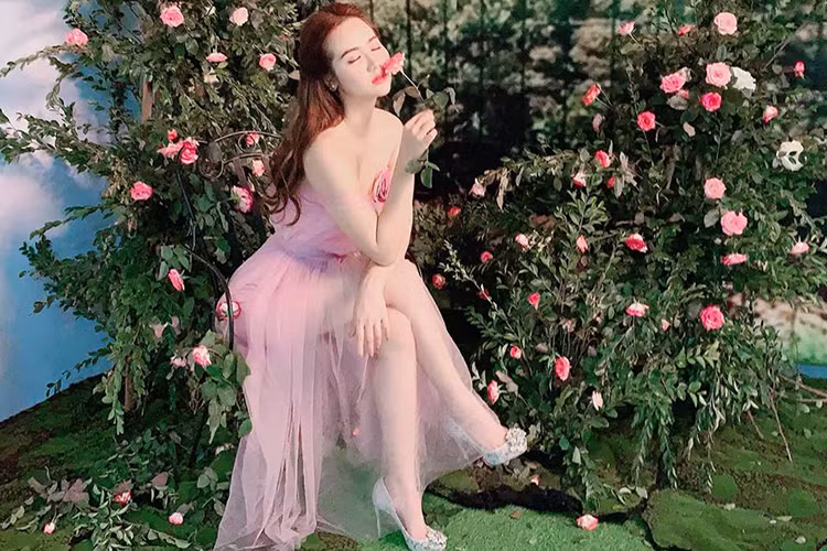 Huyền Lizzie đẹp không tỳ vết trong một bộ ảnh.