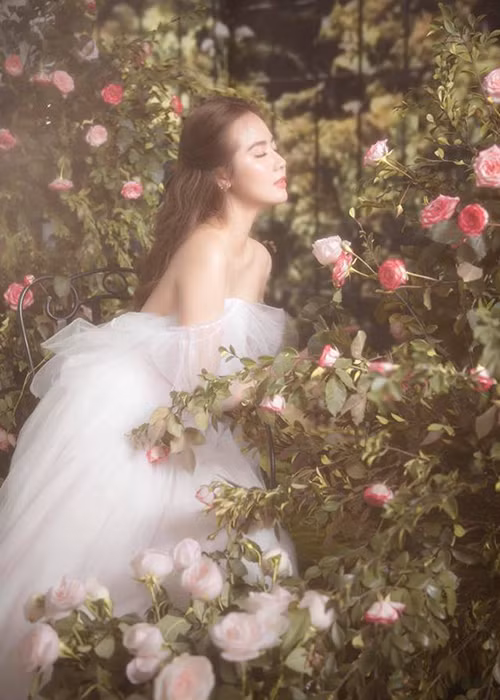 Huyền Lizzie khoe vẻ đẹp gái một con khiến người đối diện khó rời mắt.