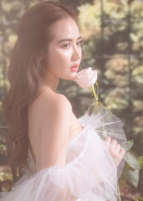 Trải qua một lần sinh nở, hot girl Hà thành vẫn trẻ trung, thon gọn.