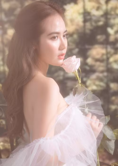 Trải qua một lần sinh nở, hot girl Hà thành vẫn trẻ trung, thon gọn.