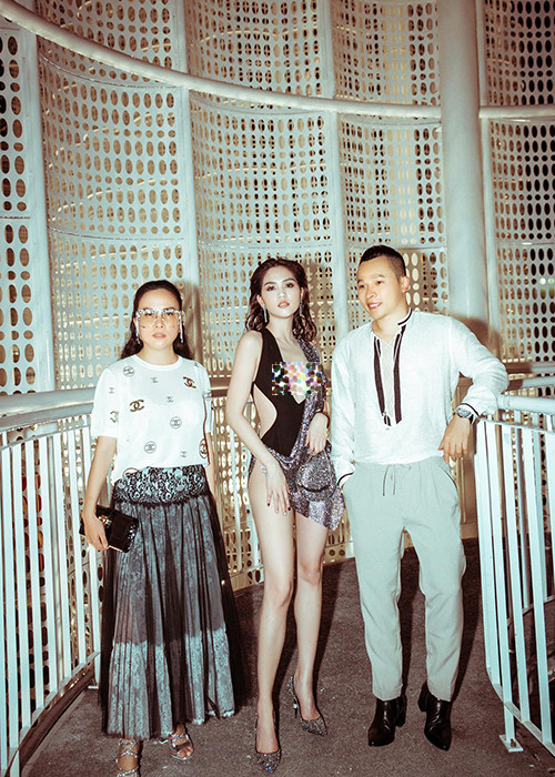 Cách đây ít lâu, khi xuất hiện trên thảm đỏ Cannes, Ngọc Trinh cũng bị ném đá không thương tiếc vì trang phục sốc.