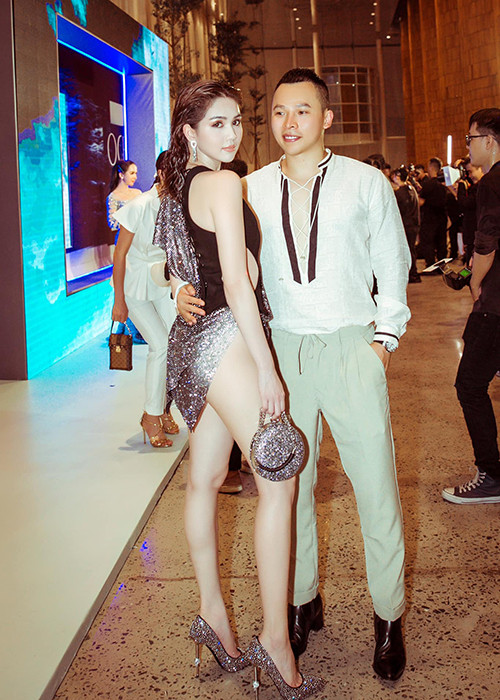 "Tôi mặc như vậy vì tôi thích. Tóc tai như vậy vì tôi thích. Mặc kệ hết những người đánh giá. Ok mình nói với nó thế này. I love my body. I love my skin. Nếu em tự tin tỏa sáng. Để ai cũng phải thèm giống em", Ngọc Trinh viết trên trang cá nhân.