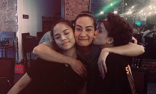 NSND Hoang Dung hon ma DV Bao Han: Trong sang hay phan cam?-Hinh-3