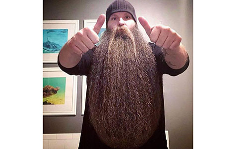 Bi noi 'dien', nguoi dan ong van hanh phuc voi chom rau 80 cm