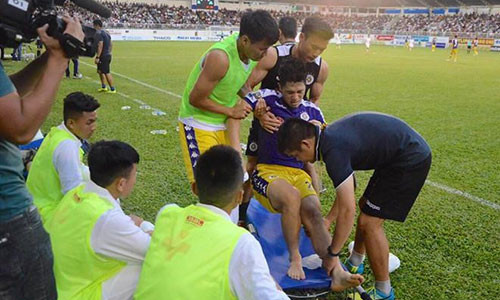 Dan mang an ui Dinh Trong truoc them King's Cup