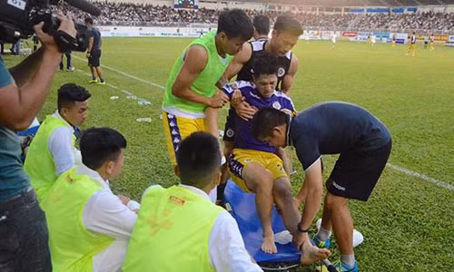 Dan mang an ui Dinh Trong truoc them King's Cup