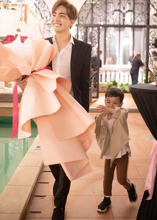Bạn trai của Thu Thủy được lòng cậu con trai riêng của nữ ca sĩ. Ảnh: FBNV