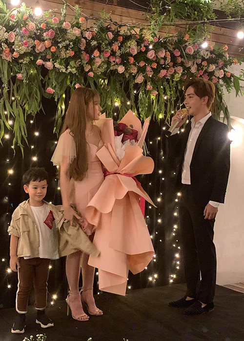 Bé Henry - con trai riêng của Thu Thủy phấn khích vì mẹ được cầu hôn và liên tục gọi Kin Nguyễn là "ba". Ảnh: FBNV