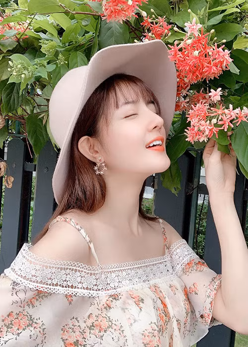 Tình cũ của Bùi Anh Tuấn được khen ngợi có phong cách thời trang trẻ trung, gợi cảm.