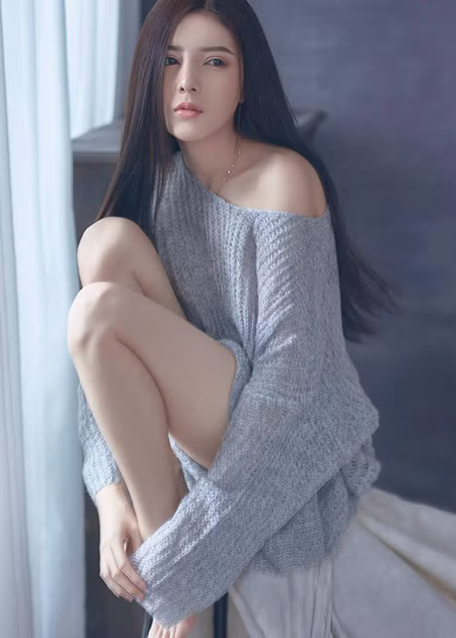 Sở dĩ Lilly Luta vướng tin đồn tình cảm với Lương Bằng Quang là vì gần đây, nam nhạc sĩ khoe ảnh bên hot girl này kèm tâm sự đầy ẩn ý: "Vô tình... từng gặp nhau thời điểm “bắt đầu”, giờ gặp lại nhau ở “kết thúc”, phải chăng là điềm báo”.