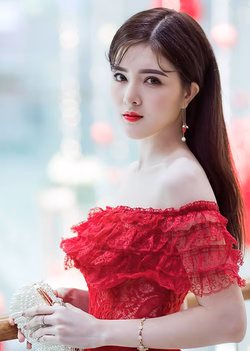 Lilly Luta không ngại mặc những bộ váy cắt xẻ táo bạo để chụp ảnh, dự sự kiện.