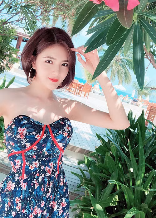 Ngoài đời, hot girl dao kéo cũng chuộng trang phục khoe lợi thế hình thể.