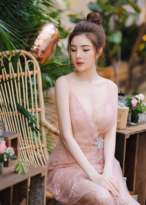 Hot girl dao kéo theo đuổi phong cách thời trang quyến rũ.