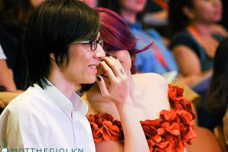 Trong mọi hoạt động của Mỹ Tâm hay các lần đi lưu diễn, Tuấn Bi thường theo sát Mỹ Tâm, ân cần chăm sóc cô. Ảnh: Một thế giới