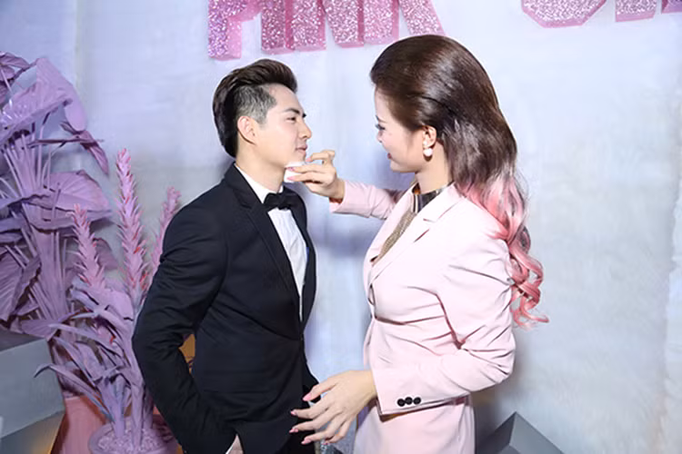 Ông Cao Thắng chỉ dành tình yêu cho Đông Nhi còn Đông Nhi luôn dịu dàng, ân cần chăm sóc Ông Cao Thắng. Ảnh: Zing