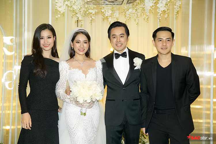 Mỗi lần xuất hiện tại đám cưới, Đông Nhi - Ông Cao Thắng lại bị người hâm mộ giục giã chuyện kết hôn. Ảnh: Saostar