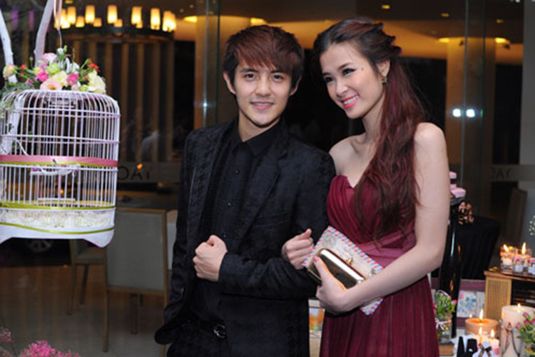 Dù bạn bè, đồng nghiệp liên tục làm đám cưới nhưng cặp đôi trai tài gái sắc này vẫn chưa vội về chung một nhà. Ảnh: Zing