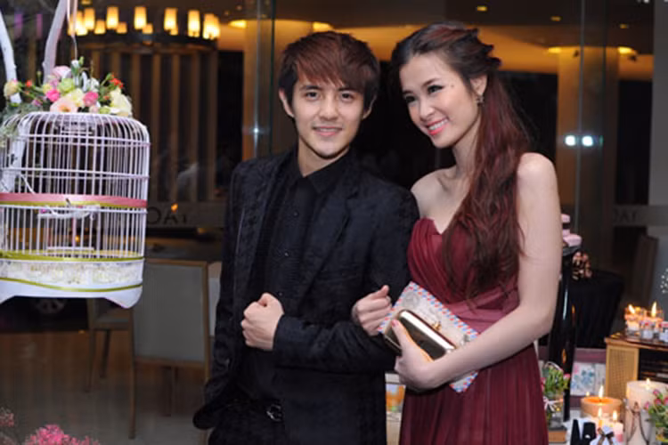 Dù bạn bè, đồng nghiệp liên tục làm đám cưới nhưng cặp đôi trai tài gái sắc này vẫn chưa vội về chung một nhà. Ảnh: Zing