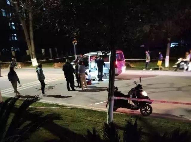 Khi Dịch Văn và bạn học Tiểu Lương kết thúc buổi học nhóm, trở về ký túc xá, Tiểu Lương bất ngờ bị tấn công. Không đắn đo, Dịch Văn đã lao ra cứu bạn, bị đâm 8 nhát dao lần lượt vào ngực, gan, eo, bụng, cánh tay và túi mật. Ủy ban Chính trị và Pháp lý huyện Linh Xuyên đã trao giấy chứng nhận, ca ngợi hành động dũng cảm, chính nghĩa của nữ sinh. Ảnh: Sohu.