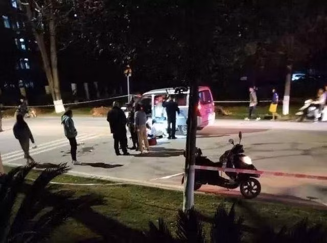 Khi Dịch Văn và bạn học Tiểu Lương kết thúc buổi học nhóm, trở về ký túc xá, Tiểu Lương bất ngờ bị tấn công. Không đắn đo, Dịch Văn đã lao ra cứu bạn, bị đâm 8 nhát dao lần lượt vào ngực, gan, eo, bụng, cánh tay và túi mật. Ủy ban Chính trị và Pháp lý huyện Linh Xuyên đã trao giấy chứng nhận, ca ngợi hành động dũng cảm, chính nghĩa của nữ sinh. Ảnh: Sohu.