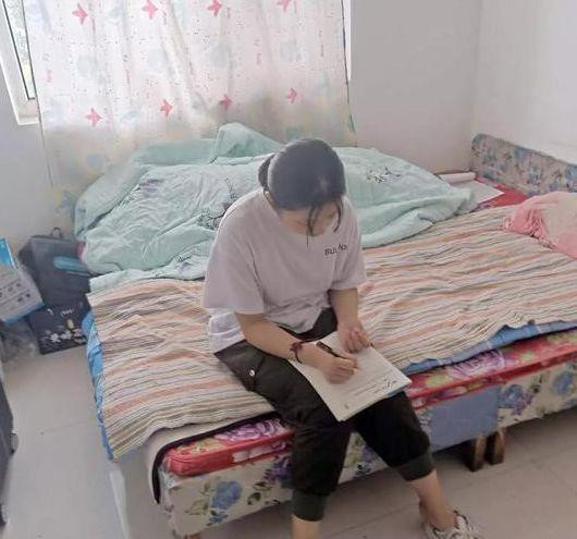 Nữ sinh Zhao Siqi (17 tuổi, Trung Quốc) quyết định từ bỏ kỳ thi đại học để hiến tủy cứu mẹ. Ảnh: Sohu.