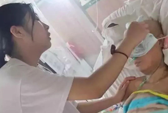 Đầu tháng 3 năm nay, mẹ của Siqi được chẩn đoán mắc căn bệnh bạch cầu mãn tính, cần được phẫu thuật cấy ghép tủy. May mắn, Siqi phù hợp để hiến tủy cho mẹ. Tuy nhiên, thời điểm tiến hành phẫu thuật lại trùng với kỳ thi tuyển sinh đại học của cô. Không suy nghĩ nhiều, nữ sinh quyết định bỏ thi để cứu mẹ, vì với cô "kỳ thi đại học năm nào cũng có, nhưng sự sống của mẹ chỉ có duy nhất một lần". Ảnh: Sohu.