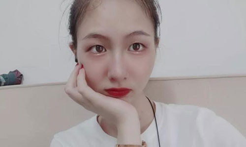 Thôi Dịch Văn (20 tuổi, Trung Quốc) khiến nhiều người xúc động khi biết đến câu chuyện về lòng dũng cảm của cô vào tối 10/3 . Ảnh: Sohu.