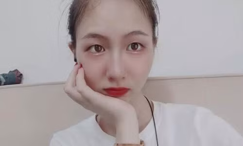 Thôi Dịch Văn (20 tuổi, Trung Quốc) khiến nhiều người xúc động khi biết đến câu chuyện về lòng dũng cảm của cô vào tối 10/3 . Ảnh: Sohu.