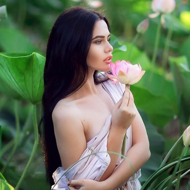 Bộ ảnh của Natalia được đánh giá là đẹp và có tính nghệ thuật, song vì tội dám hủy hoại loài sen quý, chân dài xứ bạch dương phải nộp phạt theo quy định. Ảnh: Instagram NV.