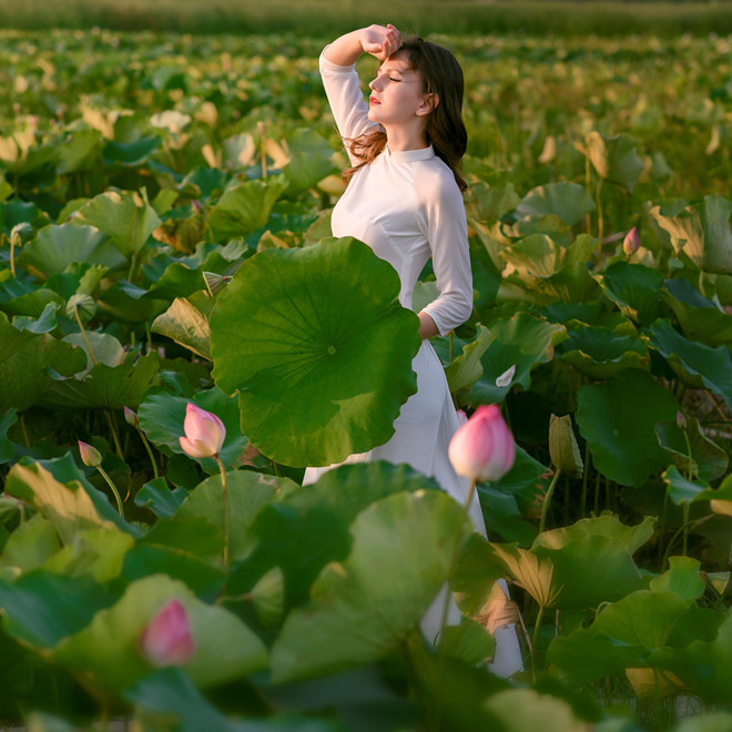 Nữ DJ từng chia sẻ với Zing.vn, cô có tình cảm đặc biệt với văn hóa và con người Việt Nam: "Kỷ niệm mình nhớ nhất là lần đầu tiên được mặc áo dài do một người bạn tặng. Kể từ khi mặc nó, mình cảm thấy như bản thân đã thuộc về nơi đây". Ảnh: NVCC.