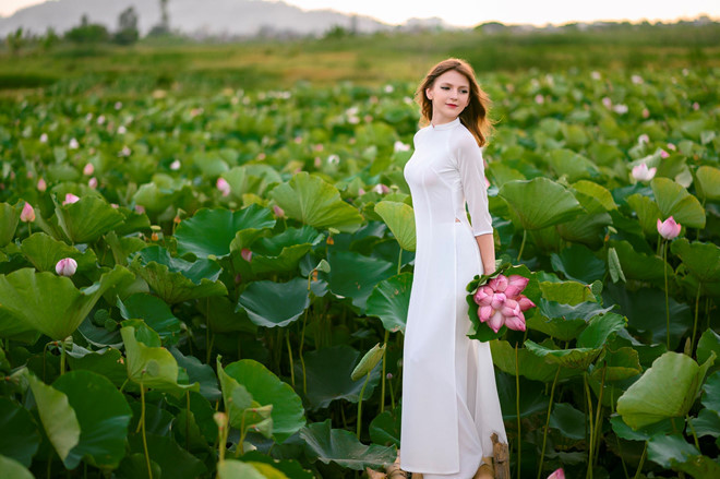 Khác với hình tượng của một "phù thủy âm nhạc" đầy "máu lửa", gợi cảm trên sân khấu, nét dịu dàng của Alexa trong tà áo dài khiến những người theo dõi bất ngờ. Ảnh: NVCC.