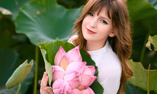 Chia sẻ loạt ảnh chụp cùng hoa sen trên trang cá nhân, chỉ sau một ngày, "hot girl DJ" Alexandra Rud (26 tuổi, người Ukraine) nhận được hơn 21.000 lượt yêu thích cùng nhiều bình luận khen ngợi. Qua bộ ảnh, cô nàng Đông Âu muốn lưu lại những khoảnh khắc thanh xuân của mình ở Việt Nam. Ảnh: NVCC.