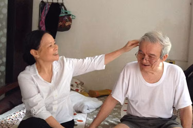 Cách đây vài năm, Tư Chung của "Biệt động Sài Gòn" bị tai biến. Người luôn chăm sóc ông là bà Thanh Vang - vợ của nam nghệ sĩ. Ảnh: Vietnamnet