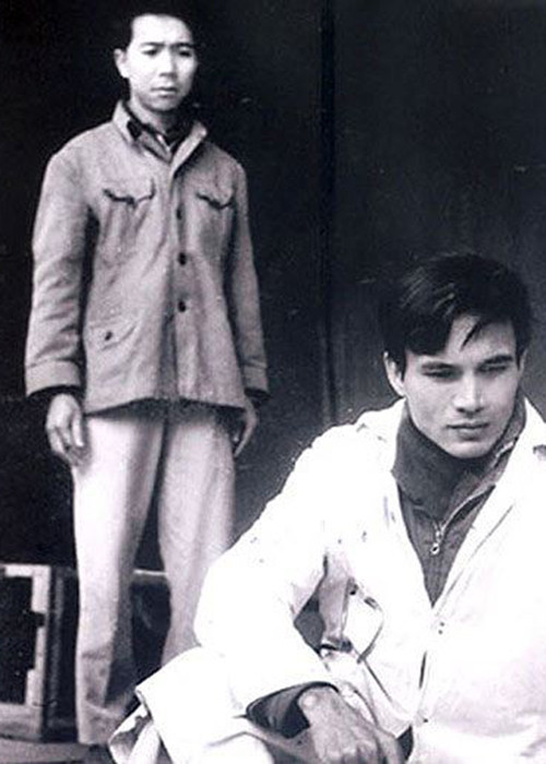 Thời trẻ, Tư Chung của "Biệt động Sài Gòn" sở hữu vóc dáng cao ráo, gương mặt lai Tây vừa hào hoa vừa dễ gần. Trong ảnh, nghệ sĩ Quang Thái diễn chung nghệ sĩ Doãn Châu trong vở “Đôi mắt” năm 1972. Ảnh: Gia đình xã hội