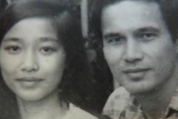 Theo nghệ sĩ Chiều Xuân chia sẻ trên Dân Trí, với vẻ ngoài hào hoa và diễn xuất tài năng, cố nghệ sĩ Quang Thái là thần tượng của không biết bao cô gái, đặc biệt sau khi ông đóng phim "Biệt động Sài Gòn". Trong ảnh là nghệ sĩ Quang Thái bên con gái Kim Chi. Ảnh: Tiền Phong