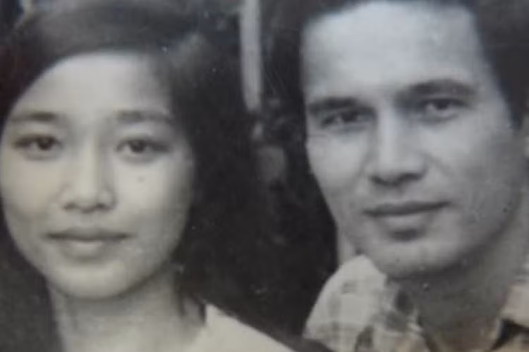 Theo nghệ sĩ Chiều Xuân chia sẻ trên Dân Trí, với vẻ ngoài hào hoa và diễn xuất tài năng, cố nghệ sĩ Quang Thái là thần tượng của không biết bao cô gái, đặc biệt sau khi ông đóng phim "Biệt động Sài Gòn". Trong ảnh là nghệ sĩ Quang Thái bên con gái Kim Chi. Ảnh: Tiền Phong