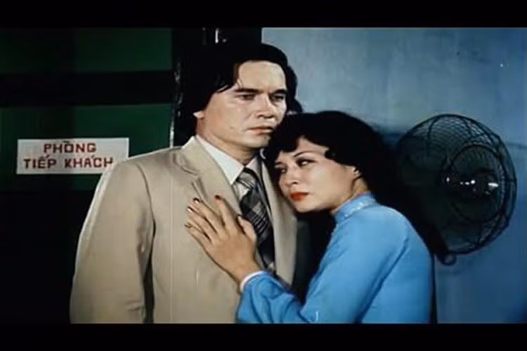 "Rất nhiều cô thậm chí mê chú một cách rồ dại và điên cuồng. Về hoạt động tại Nhà hát, tôi được nghe nhiều chuyện về những người hâm mộ chú. Các cô gái mê mẩn, chạy theo chú cả đàn cả nghĩa đen và nghĩa bóng", nữ nghệ sĩ Chiều Xuân chia sẻ. Ảnh: Người đưa tin