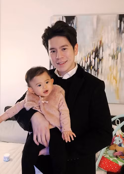 Ông xã của Mai Hồ thường xuyên bế con gái.