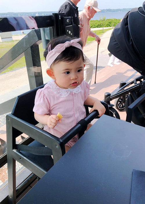 Con gái của Mai Hồ và chồng Việt kiều Nam Bùi được khen đáng yêu như thiên thần.