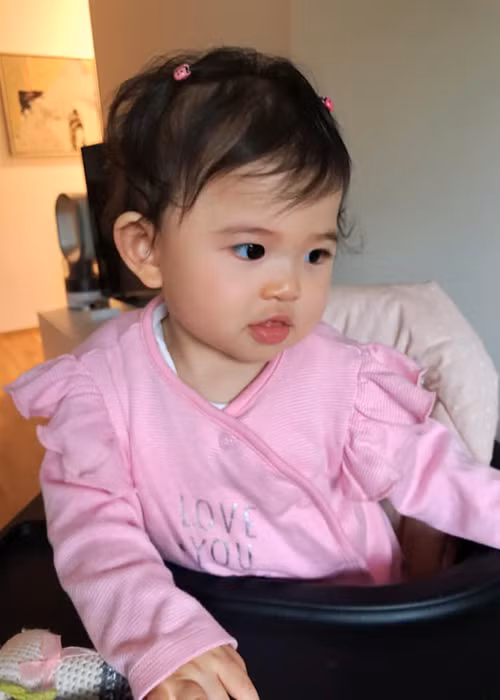 Mai Hồ tiết lộ gương mặt dễ thương của con gái sau khi ngủ dậy, muốn làm nũng mẹ.