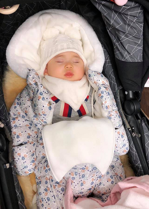 Bé Mai Vi được nhận xét có nhiều nét giống ông bố điển trai.