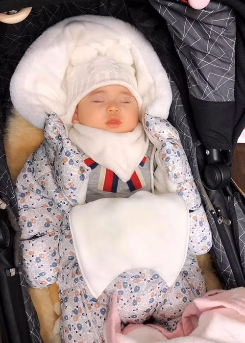 Bé Mai Vi được nhận xét có nhiều nét giống ông bố điển trai.