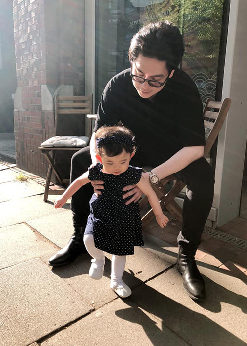 Ngoài trở thành "cái đuôi" của mẹ, bé Mai Vi còn tỏ ra rất quấn bố.