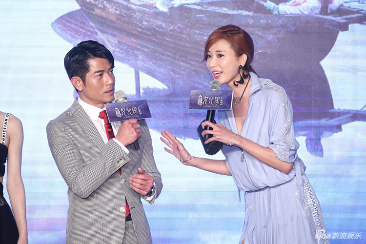 Năm 2015, Lâm Chí Linh từng tỏ tình Quách Phú Thành trên sân khấu lễ trao giải Kim Mã. Nhiều khán giả cho rằng cô chỉ trêu chọc đàn anh. Nói về chuyện tình cảm, Lâm Chí Linh từng cho hay năm 19 tuổi, cô rất yêu một người đàn ông, chuyện tình kéo dài 6,7 năm cho đến khi người đàn ông này đột nhiên lấy người con gái khác. Ảnh: Sina