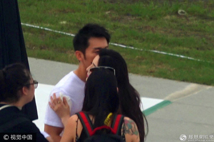 Cặp đôi không ngại tình tứ khi xuất hiện trước đám đông.