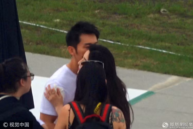 Cặp đôi không ngại tình tứ khi xuất hiện trước đám đông.