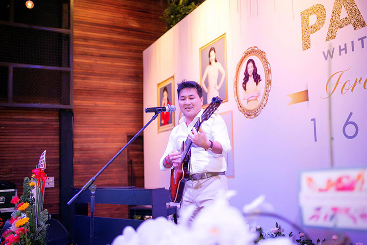 Sinh nhật 40 tuổi của Thu Hương, doanh nhân Nguyễn Hoài Nam tổ chức bữa tiệc hoành tráng. Thậm chí, trên sân khấu, anh còn đàn hát tặng vợ.